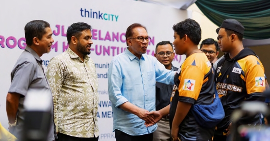 Dato’ Seri Anwar Ibrahim with Datuk Seri Aminudin Shari, Menteri Besar of Selangor and Hamdan Majeed, Managing Director of Think City sharing a light moment with youth representatives from PPR Kg Hicom, Shah Alam during the launch of Kita-Untuk-Kita (K2K) Programme on 8 April 2023