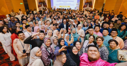 Dato’ Seri Anwar Ibrahim with Datuk Seri Aminudin Shari, Menteri Besar of Selangor and Hamdan Majeed, Managing Director of Think City sharing a light moment with youth representatives from PPR Kg Hicom, Shah Alam during the launch of Kita-Untuk-Kita (K2K) Programme on 8 April 2023