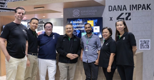 Key personnel from Khazanah and 42 Malaysia (42MY) at the Dana Impak x 42MY booth at the Youth Empowerment Fair 2023 (YEF2023) 