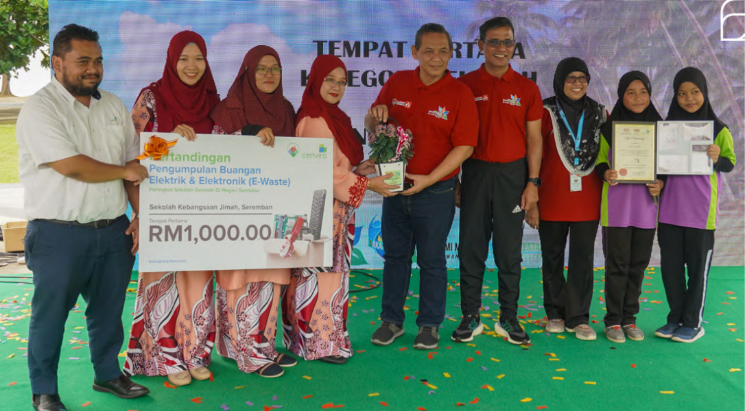 Dato’ Seri Anwar Ibrahim with Dato’ Feisal at the Youth Empowerment Forum (YEF2023) in Kuala Lumpur